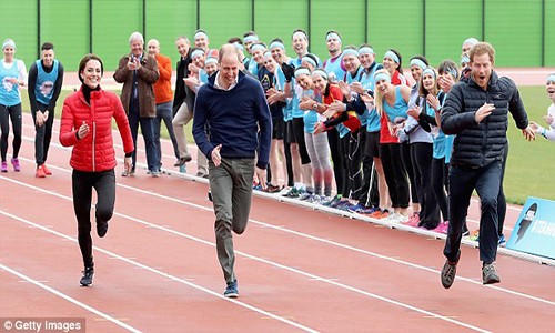 Công nương Kate Middleton, Hoàng tử William và Hoàng tử Harry tham gia một cuộc chạy đua tiếp sức với các vận động viên marathon tại Công viên Olympic Queen Elizabeth hồi tháng 2/2017. Đây là một trong những khoảnh khắc thú vị của Hoàng gia Anh được ghi lại trong năm qua. Ảnh: Getty Images.